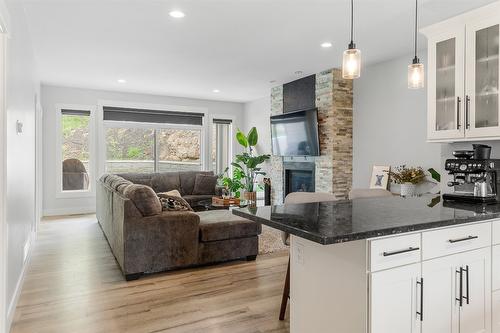 1215 Hume Avenue, Kelowna, BC - Indoor Photo Showing Living Room With Fireplace