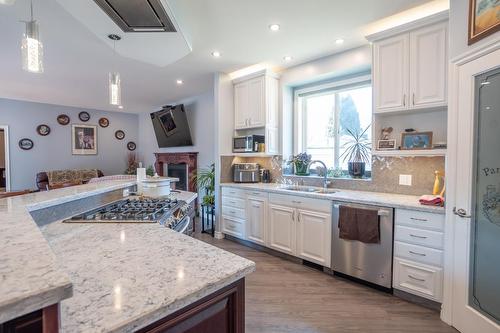 2977 Upper Levels Road, Castlegar, BC - Indoor Photo Showing Kitchen