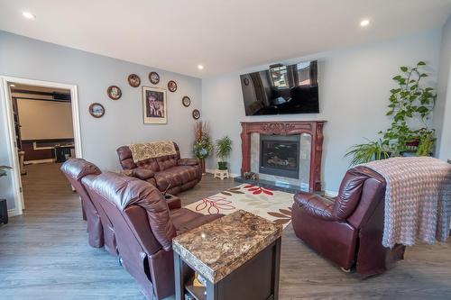 2977 Upper Levels Road, Castlegar, BC - Indoor Photo Showing Living Room With Fireplace