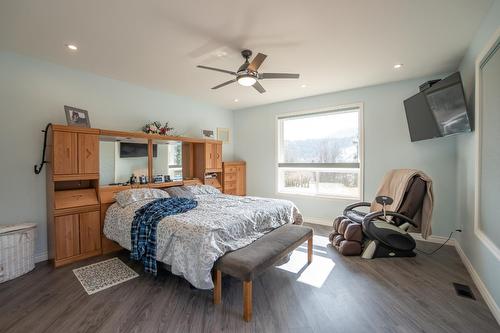 2977 Upper Levels Road, Castlegar, BC - Indoor Photo Showing Bedroom