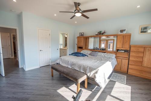 2977 Upper Levels Road, Castlegar, BC - Indoor Photo Showing Bedroom