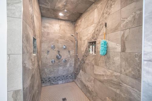 2977 Upper Levels Road, Castlegar, BC - Indoor Photo Showing Bathroom