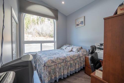 2977 Upper Levels Road, Castlegar, BC - Indoor Photo Showing Bedroom