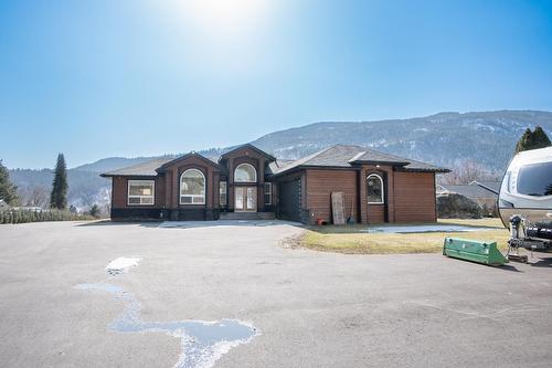 2977 Upper Levels Road, Castlegar, BC - Outdoor With Facade