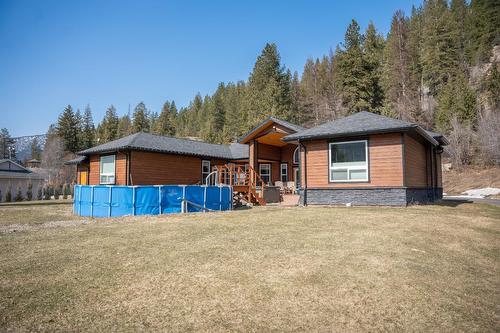 2977 Upper Levels Road, Castlegar, BC - Outdoor