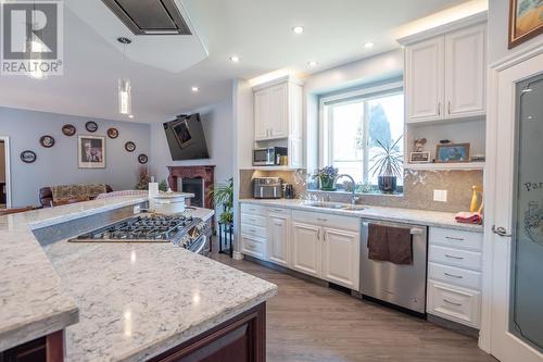 2977 Upper Levels  Road, Castlegar, BC - Indoor Photo Showing Kitchen