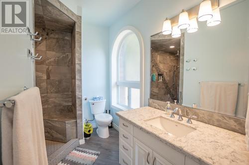 2977 Upper Levels  Road, Castlegar, BC - Indoor Photo Showing Bathroom