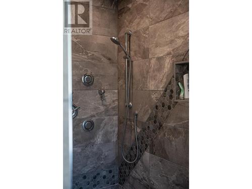 2977 Upper Levels  Road, Castlegar, BC - Indoor Photo Showing Bathroom