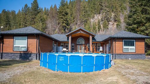 2977 Upper Levels Road, Castlegar, BC - Outdoor