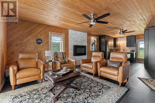 4445 9Th Concession Rd, Sandwich South, ON - Indoor Photo Showing Living Room