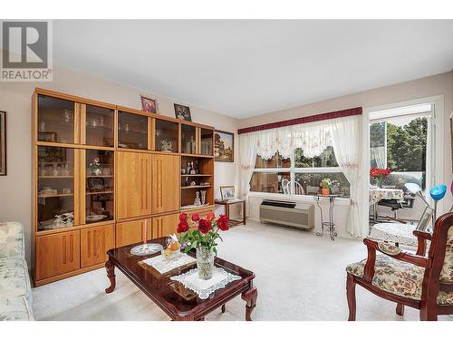 933 Harvey Avenue Unit# 110, Kelowna, BC - Indoor Photo Showing Living Room