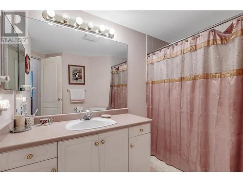 933 Harvey Avenue Unit# 110, Kelowna, BC - Indoor Photo Showing Bathroom