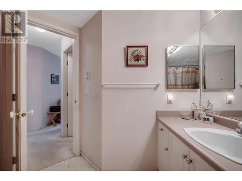 933 Harvey Avenue Unit# 110, Kelowna, BC - Indoor Photo Showing Bathroom