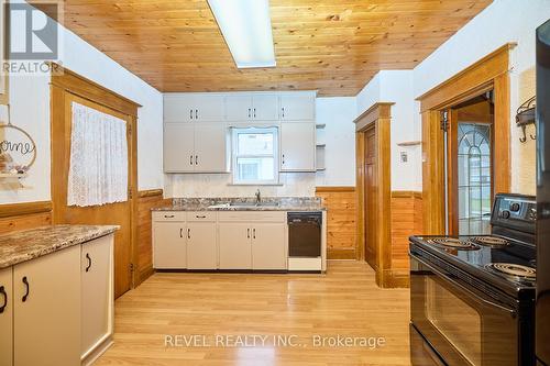 5835 Symmes Street, Niagara Falls, ON - Indoor Photo Showing Kitchen