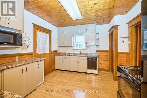 5835 Symmes Street, Niagara Falls, ON - Indoor Photo Showing Kitchen