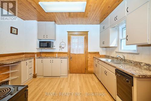 5835 Symmes Street, Niagara Falls, ON - Indoor Photo Showing Kitchen With Double Sink