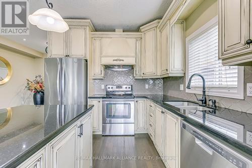 88 Keith Street, Hamilton (Industrial Sector), ON - Indoor Photo Showing Kitchen With Double Sink With Upgraded Kitchen