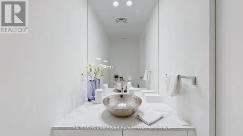 702 - 701 Sheppard Avenue W, Toronto (Clanton Park), ON - Indoor Photo Showing Bathroom