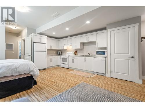 49 Forest Edge Drive, Kelowna, BC - Indoor Photo Showing Kitchen