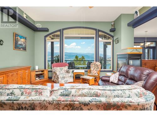 9265 Kokanee Road, Vernon, BC - Indoor Photo Showing Living Room