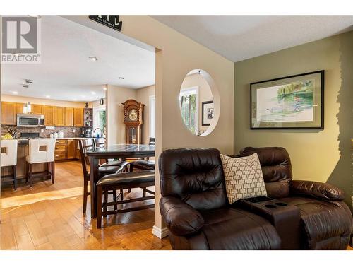 3961 20 Avenue Se, Salmon Arm, BC - Indoor Photo Showing Living Room