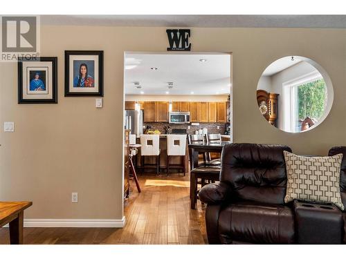 3961 20 Avenue Se, Salmon Arm, BC - Indoor Photo Showing Living Room