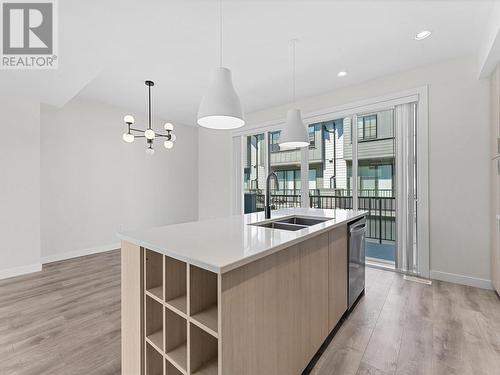 307 Glen Park Drive Unit# 2, Kelowna, BC - Indoor Photo Showing Kitchen With Double Sink