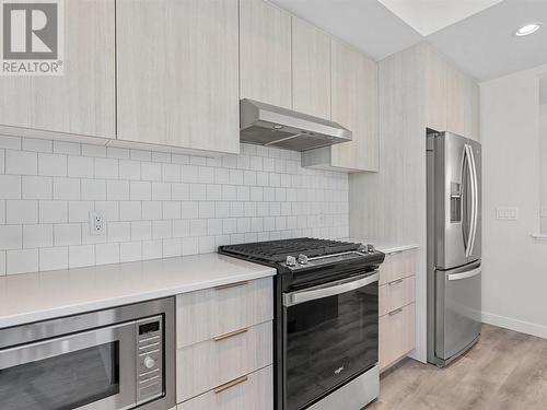 307 Glen Park Drive Unit# 2, Kelowna, BC - Indoor Photo Showing Kitchen