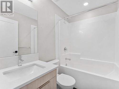 307 Glen Park Drive Unit# 2, Kelowna, BC - Indoor Photo Showing Bathroom