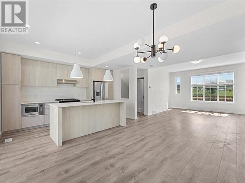 307 Glen Park Drive Unit# 2, Kelowna, BC - Indoor Photo Showing Kitchen With Upgraded Kitchen