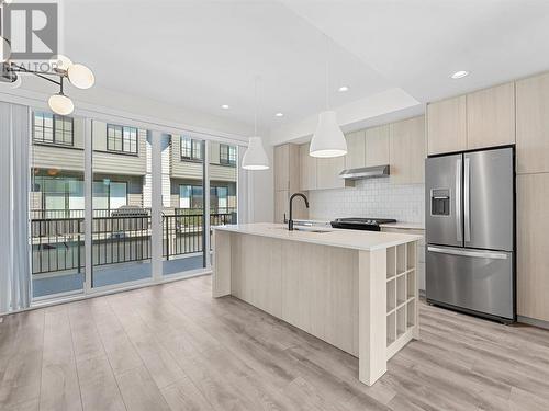 307 Glen Park Drive Unit# 2, Kelowna, BC - Indoor Photo Showing Kitchen With Upgraded Kitchen