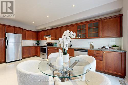 1061 Warby Trail N, Newmarket, ON - Indoor Photo Showing Kitchen