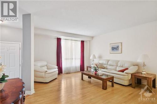 618 Beatrice Drive, Ottawa, ON - Indoor Photo Showing Living Room