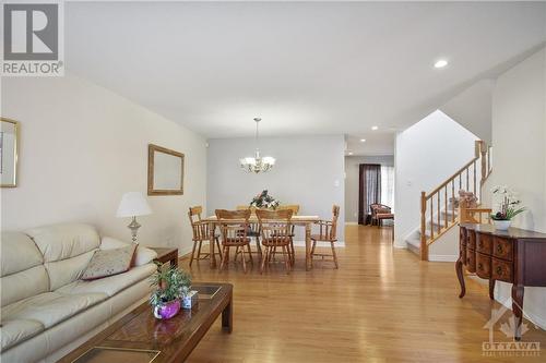 618 Beatrice Drive, Ottawa, ON - Indoor Photo Showing Living Room