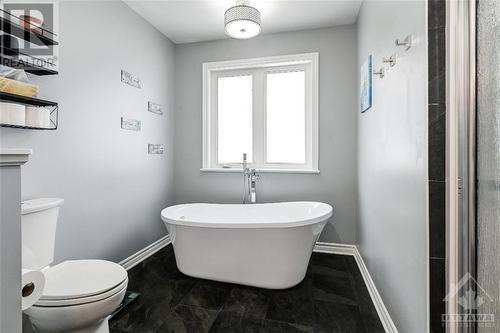 138 Montargis Circle, Ottawa, ON - Indoor Photo Showing Bathroom