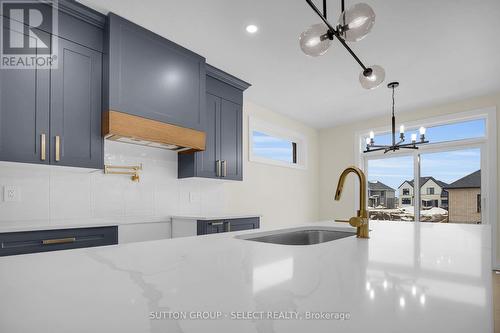 67 Royal Crescent, Southwold (Talbotville), ON - Indoor Photo Showing Kitchen With Upgraded Kitchen