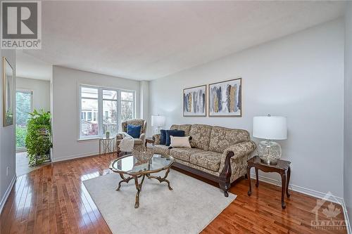 164 Deercroft Avenue, Ottawa, ON - Indoor Photo Showing Living Room