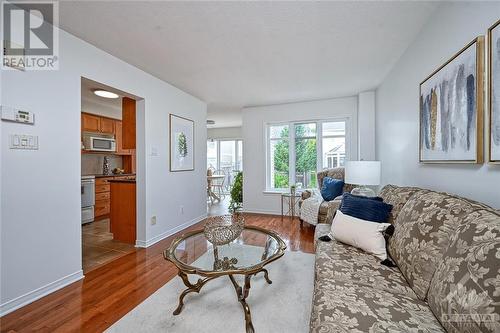 164 Deercroft Avenue, Ottawa, ON - Indoor Photo Showing Living Room