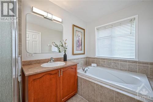 164 Deercroft Avenue, Ottawa, ON - Indoor Photo Showing Bathroom