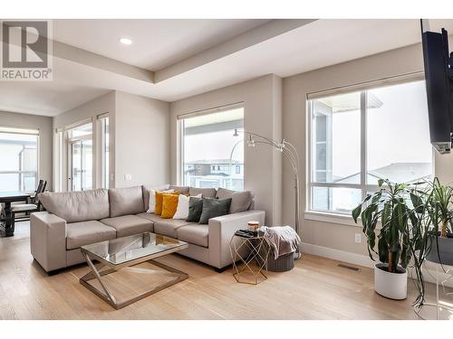 2818 Copper Ridge Drive, West Kelowna, BC - Indoor Photo Showing Living Room