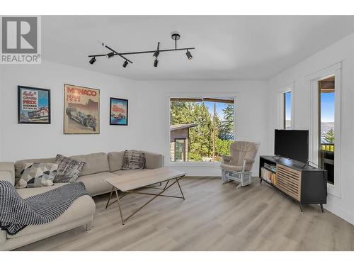 1446 Scott Crescent, West Kelowna, BC - Indoor Photo Showing Living Room