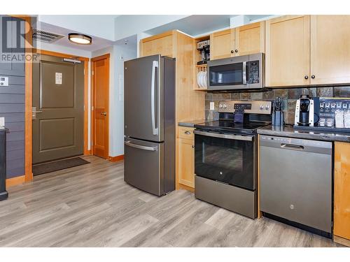 101 Village Centre Court Unit# 331, Vernon, BC - Indoor Photo Showing Kitchen