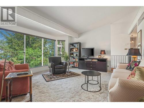 405 Viewcrest Road, Kelowna, BC - Indoor Photo Showing Living Room