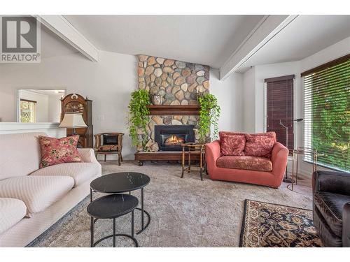 405 Viewcrest Road, Kelowna, BC - Indoor Photo Showing Living Room With Fireplace