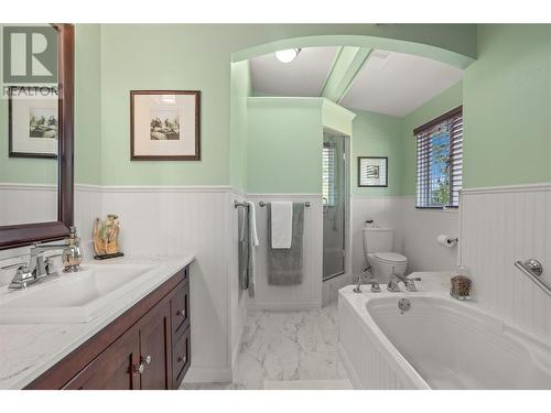 405 Viewcrest Road, Kelowna, BC - Indoor Photo Showing Bathroom