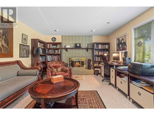 405 Viewcrest Road, Kelowna, BC - Indoor Photo Showing Living Room With Fireplace