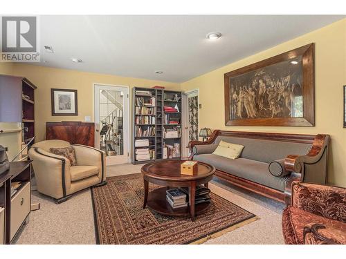 405 Viewcrest Road, Kelowna, BC - Indoor Photo Showing Living Room