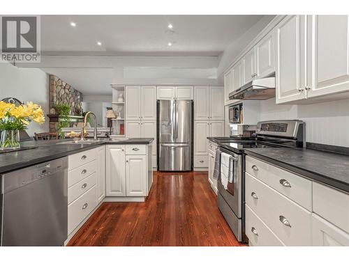 405 Viewcrest Road, Kelowna, BC - Indoor Photo Showing Kitchen With Double Sink