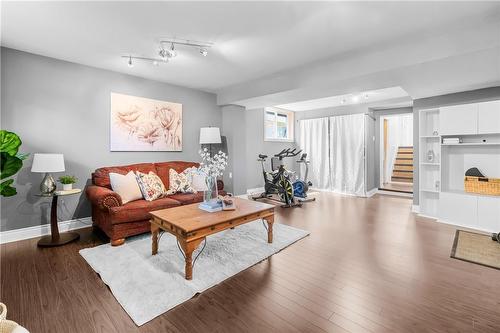 5407 Murray Crescent, Burlington, ON - Indoor Photo Showing Living Room