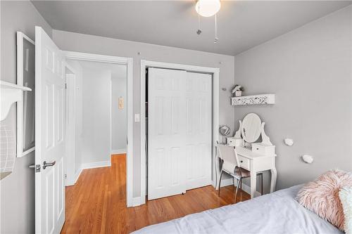 5407 Murray Crescent, Burlington, ON - Indoor Photo Showing Bedroom